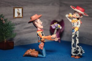 Außergewöhnliche Vornamen: Woody von Toy Story kniet vor seiner Angebeten
