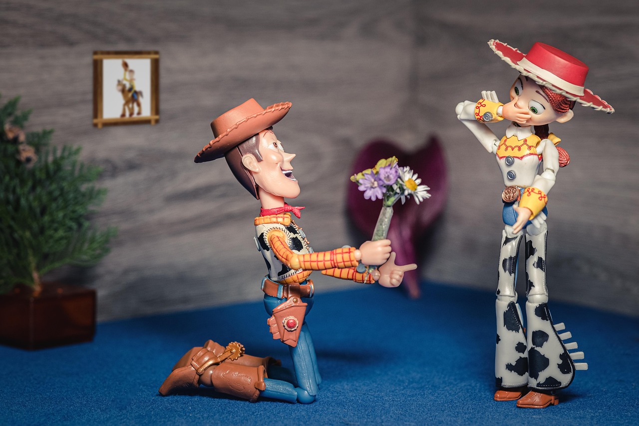 Außergewöhnliche Vornamen: Woody von Toy Story kniet vor seiner Angebeten